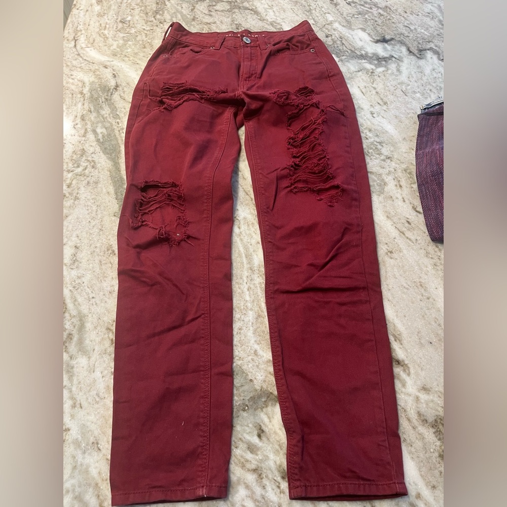 American eagle distressed mom Jean in burgundy size 2‎ long